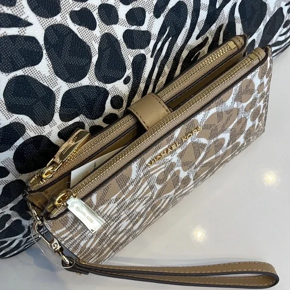 MICHAEL KORS LARGE DOUBLE ZIP WRISTLET WALLET PHONE CASE CLUTCH 
Camel Multi - Picture 3 of 16